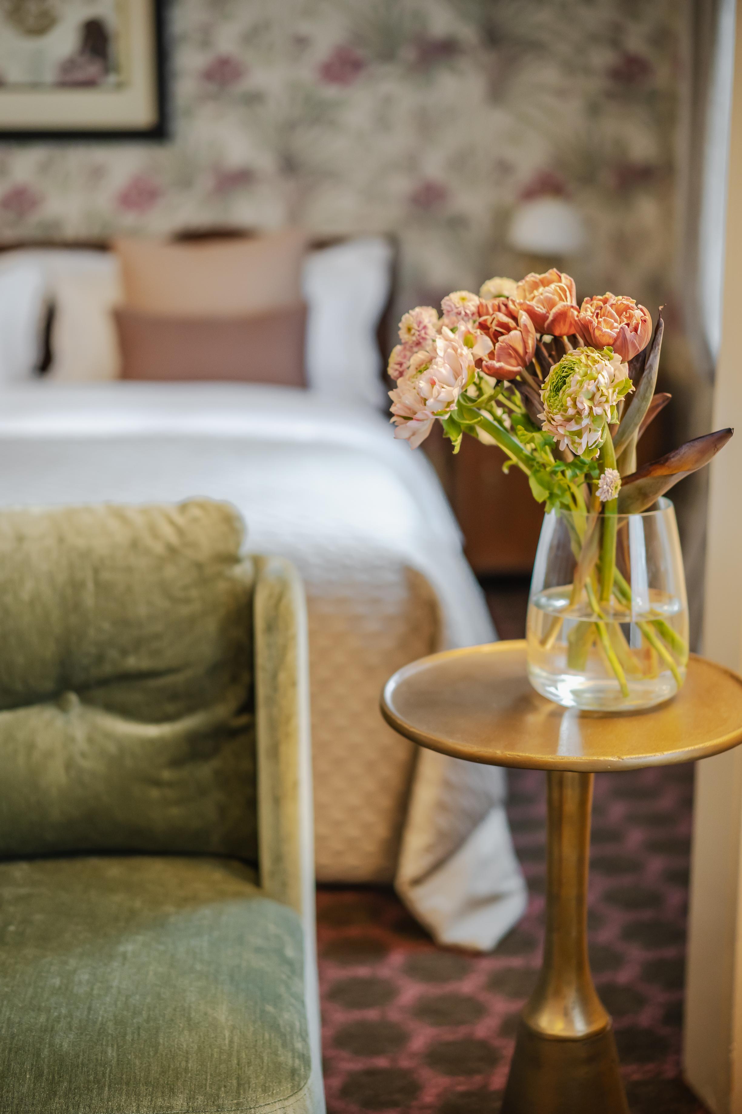 Hotel H15 Francuski Old Town - Destigo Hotels Krakow Exterior photo A vase of flowers on a side table